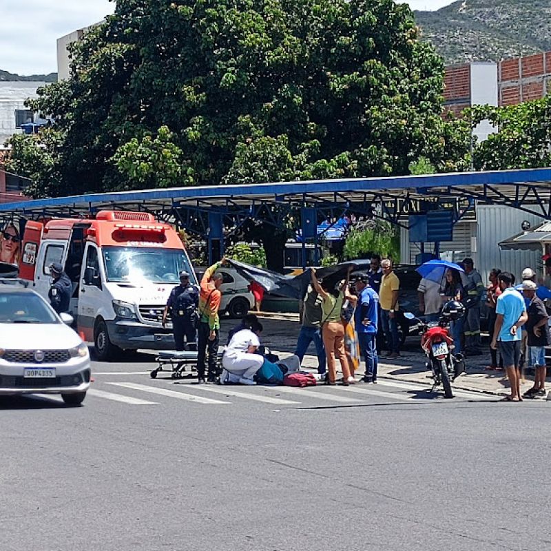 Em Jacobina, motociclista para na faixa de pedestres para idosa passar e termina atingido em cheio por carro