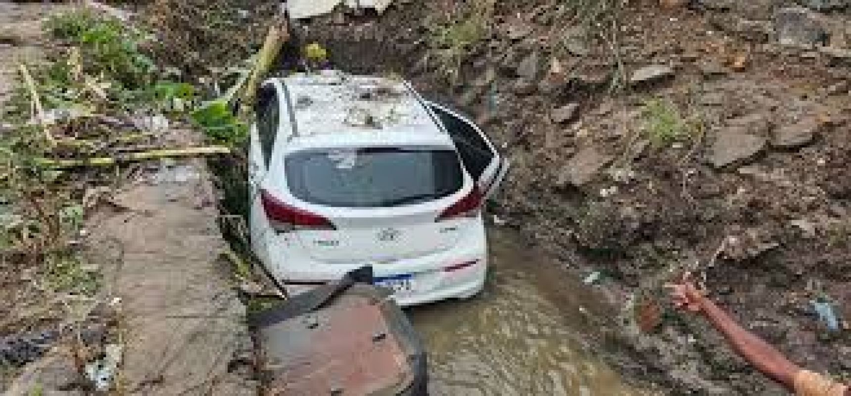 Veículo cai em córrego em Feira de Santana durante fortes chuvas; motorista é resgatado por moradores