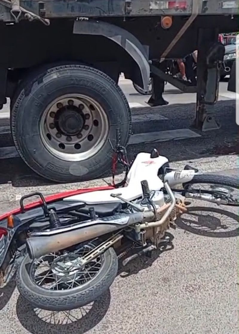Motociclista morre ao colidir com carreta na Avenida Ayrton Senna em Capim Grosso
