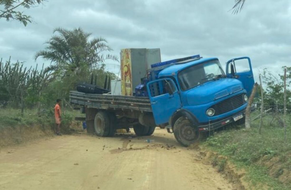Caminhão de distribuidora perde o controle e deixa feridos em estrada vicinal entre Alto do Capim e Maracujá