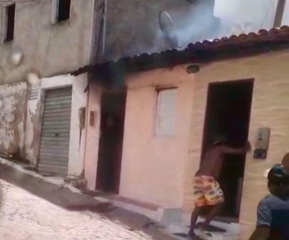 Homem morre após incêndio em residência em Mairi-BA