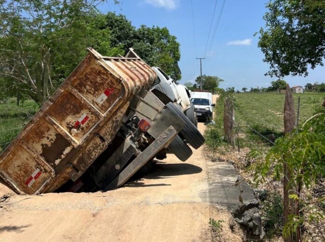 Caçamba tomba ao passar por 