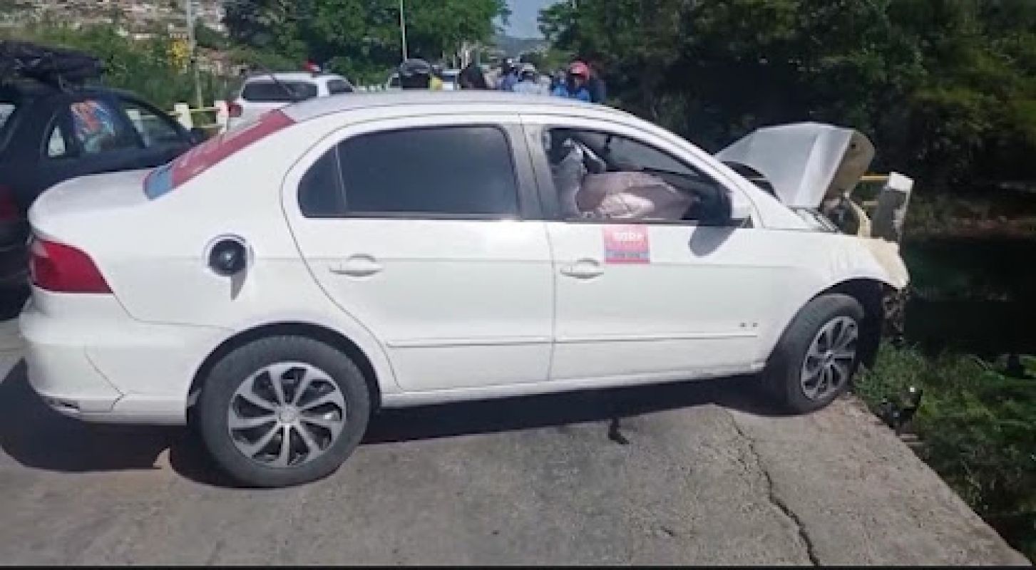 Jacobina: Motorista de aplicativo passa mal e colide em cabeceira de ponte da Avenida Nossa Senhora da Conceição