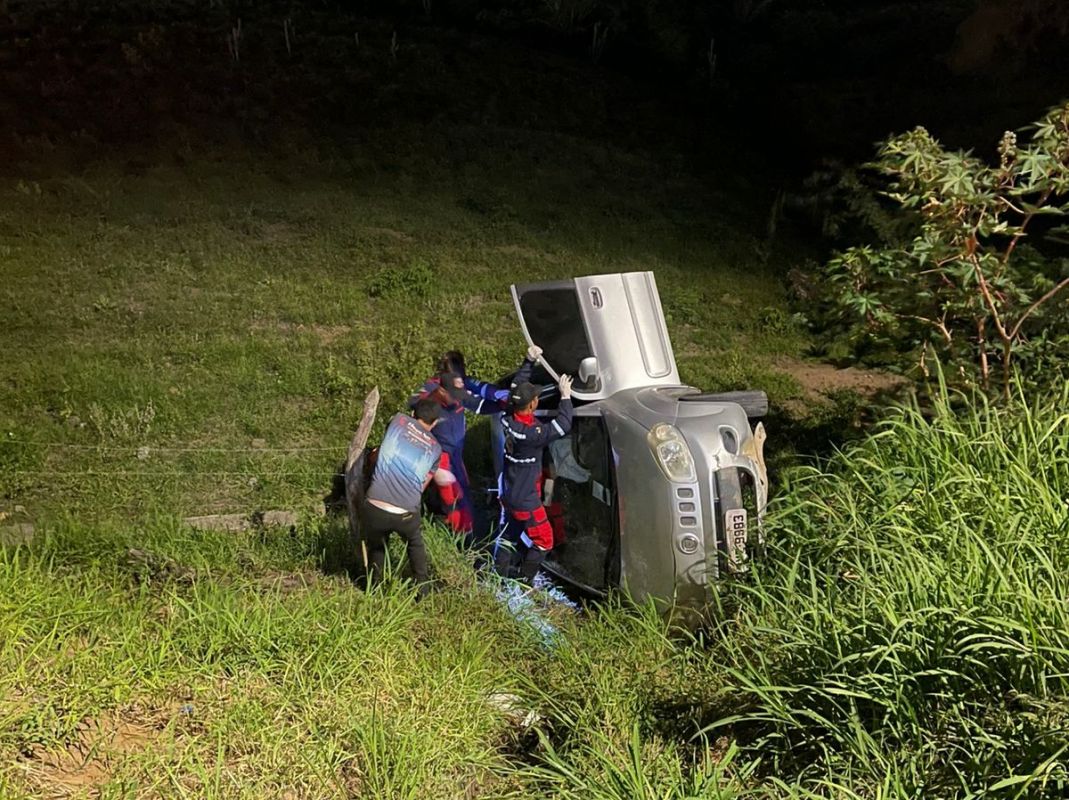 Carro capota e cai em ribanceira em Conceição do Coité; homem foi encontrado desorientado
