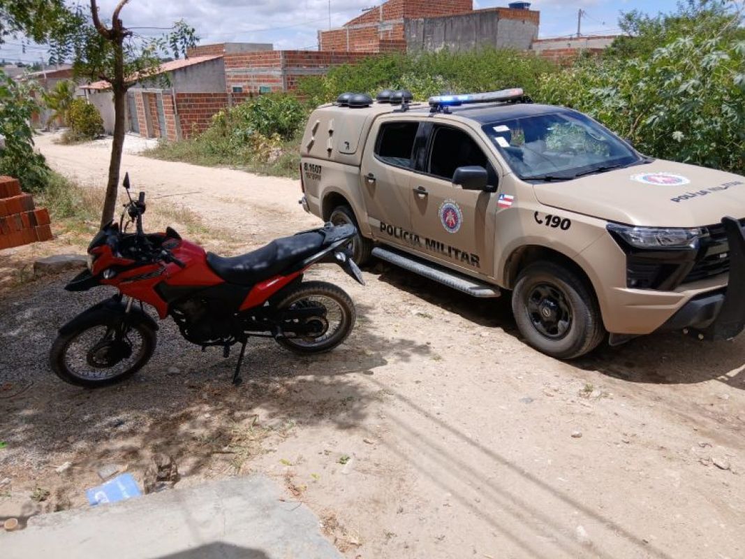 Motocicleta furtada em Salvador é recuperada pela PM no bairro da Jaqueira, em Conceição do Coité