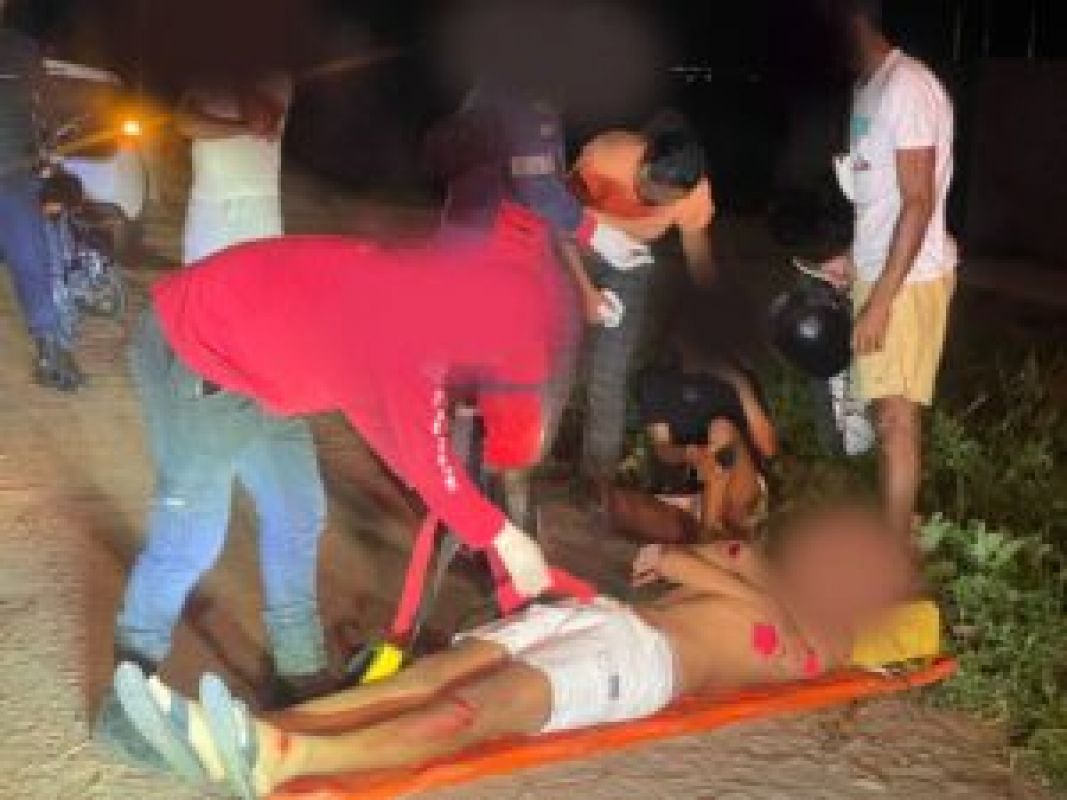 Adolescentes ficam feridos após vestido enroscar na corrente e travar pneu de motocicleta na BA-120 em Conceição do Coité