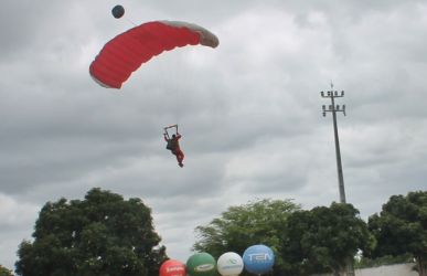 Capim Grosso: Papai Noel salta de paraquedas no Franciscão em evento da TEN provedor de internet