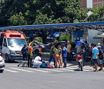 Em Jacobina, motociclista para na faixa de pedestres para idosa passar e termina atingido em cheio por carro