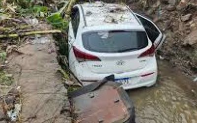 Veículo cai em córrego em Feira de Santana durante fortes chuvas; motorista é resgatado por moradores