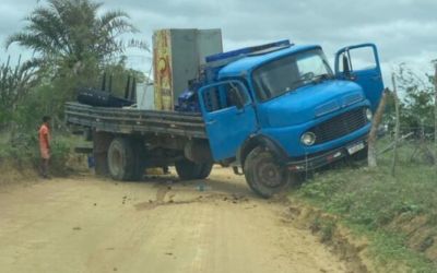 Caminhão de distribuidora perde o controle e deixa feridos em estrada vicinal entre Alto do Capim e Maracujá