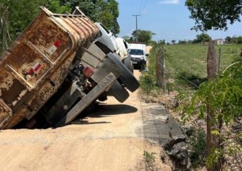 Caçamba tomba ao passar por 