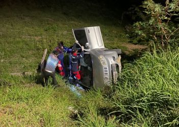 Carro capota e cai em ribanceira em Conceição do Coité; homem foi encontrado desorientado