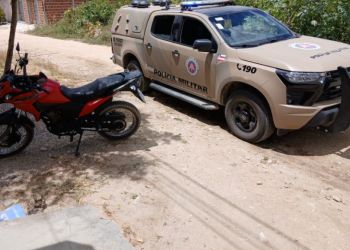Motocicleta furtada em Salvador é recuperada pela PM no bairro da Jaqueira, em Conceição do Coité