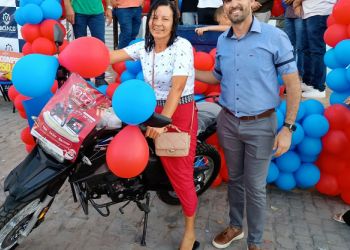 Ganhadora da moto no sorteio da Campanha de Natal promovida pela ACIACG, confira vídeos e fotos