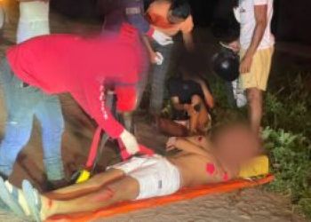 Adolescentes ficam feridos após vestido enroscar na corrente e travar pneu de motocicleta na BA-120 em Conceição do Coité